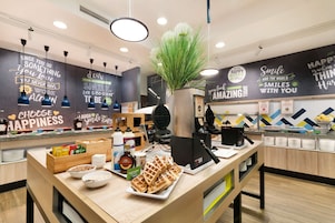 Café da manhã com buffet grátis todos os dias