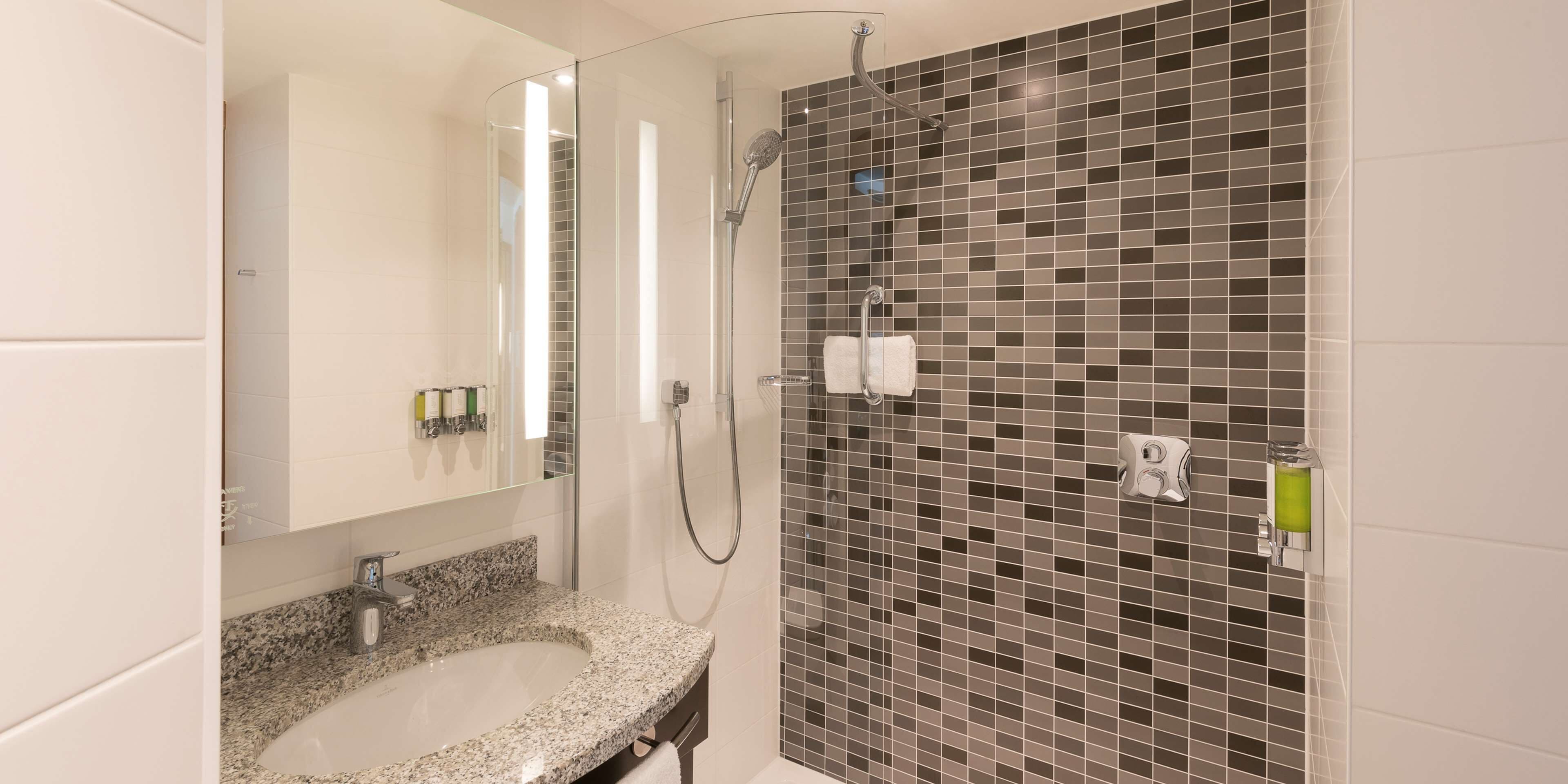 room, 1 queen bed, non smoking | bathroom shower