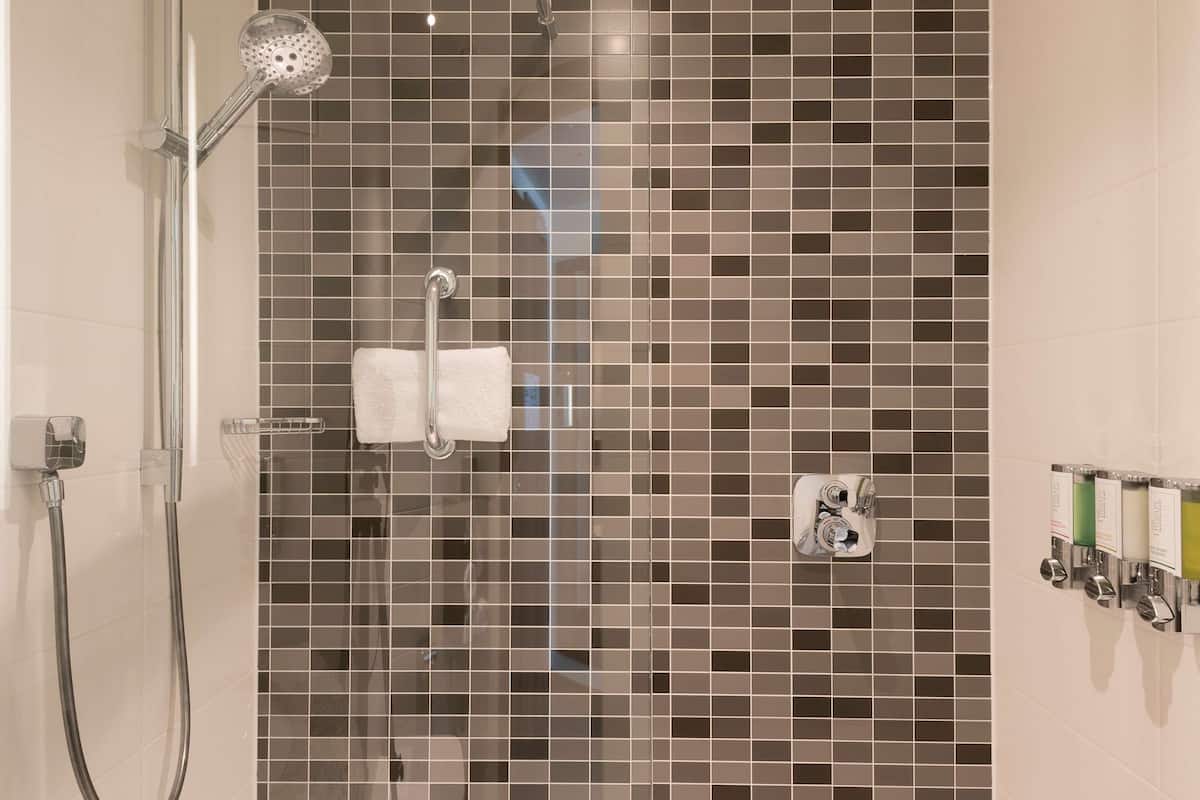 room, 1 queen bed, non smoking | bathroom shower