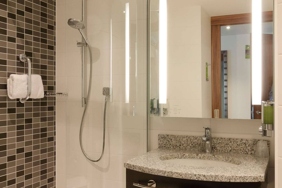 room, 1 queen bed, non smoking | bathroom shower