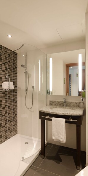 Room, 1 Queen Bed, Non Smoking | Bathroom shower - Hampton by Hilton Nuremberg City Centre (Nuremberg)