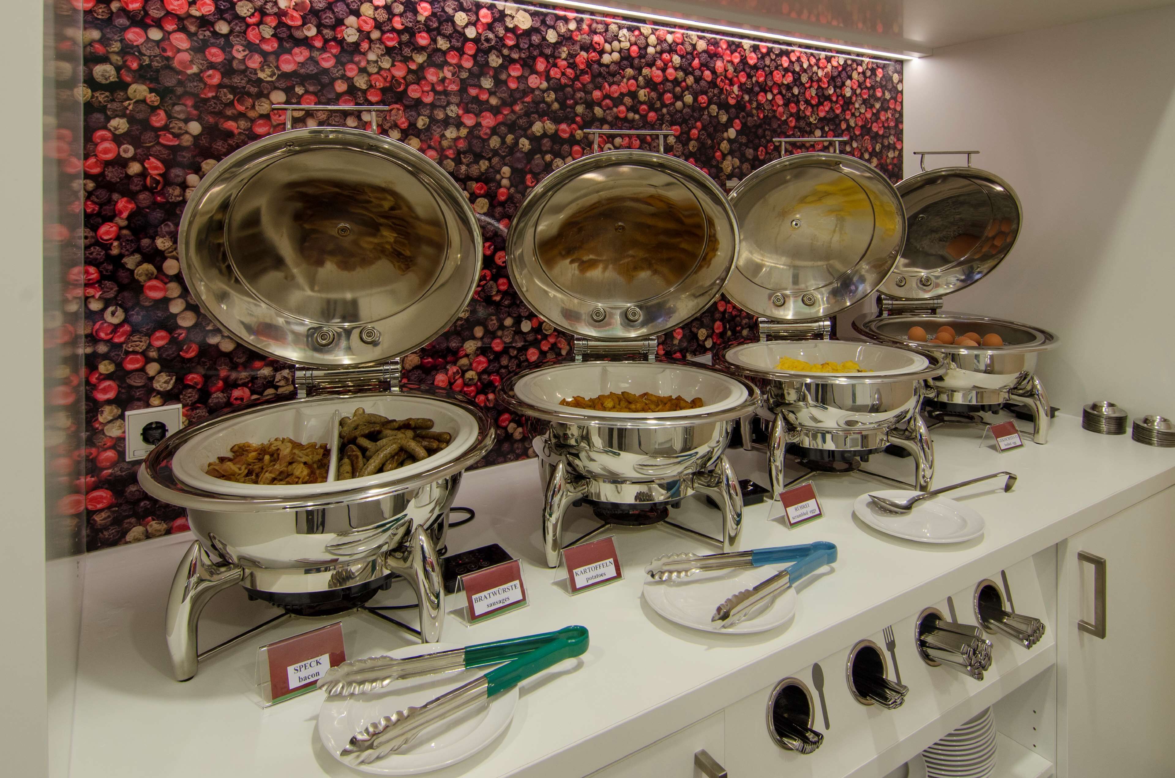 Een buffetopstelling met meerdere stations, elk met verschillende gerechten.