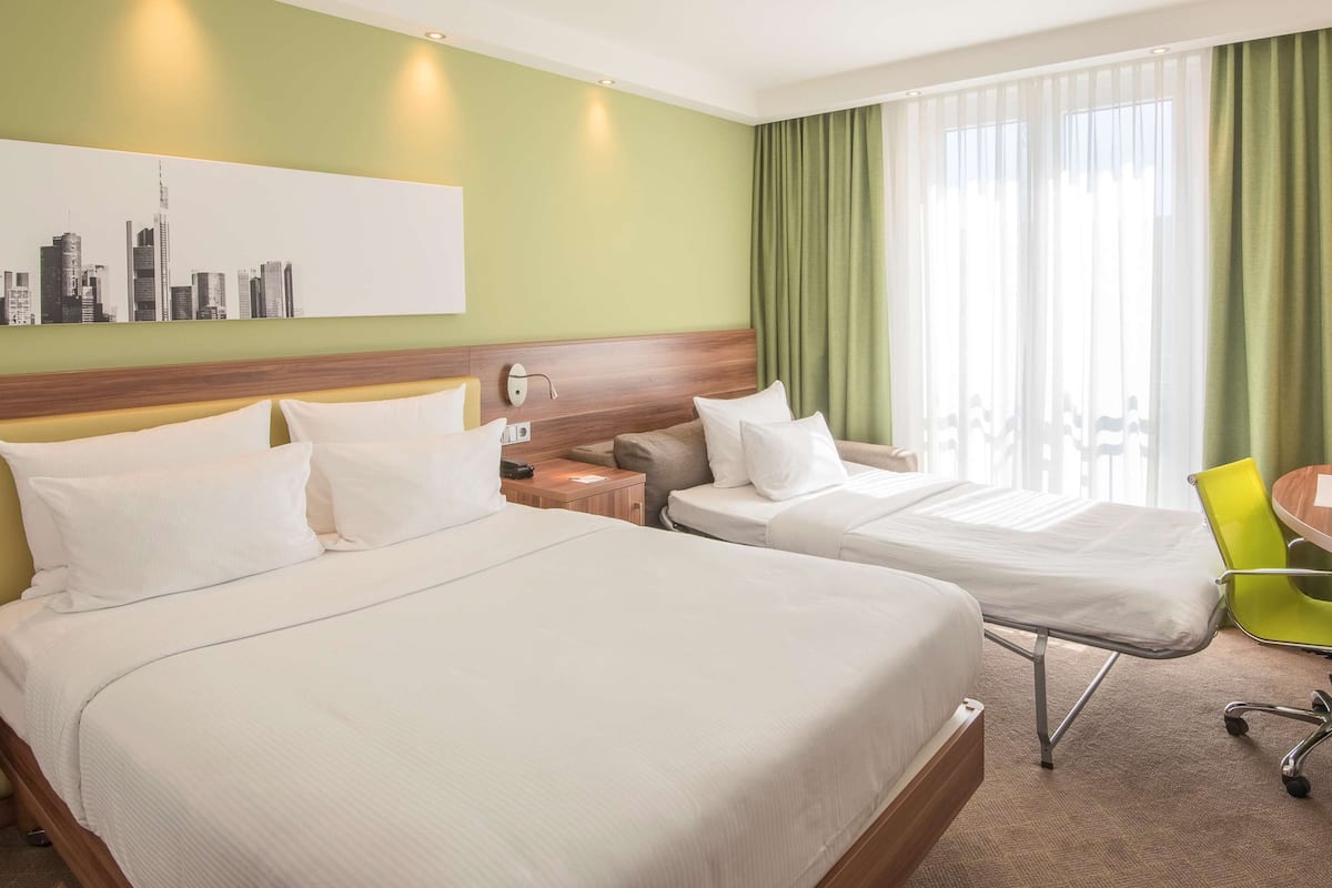 Room, 1 Queen Bed, Non Smoking | In-room safe, soundproofing, cribs/infant beds, free WiFi