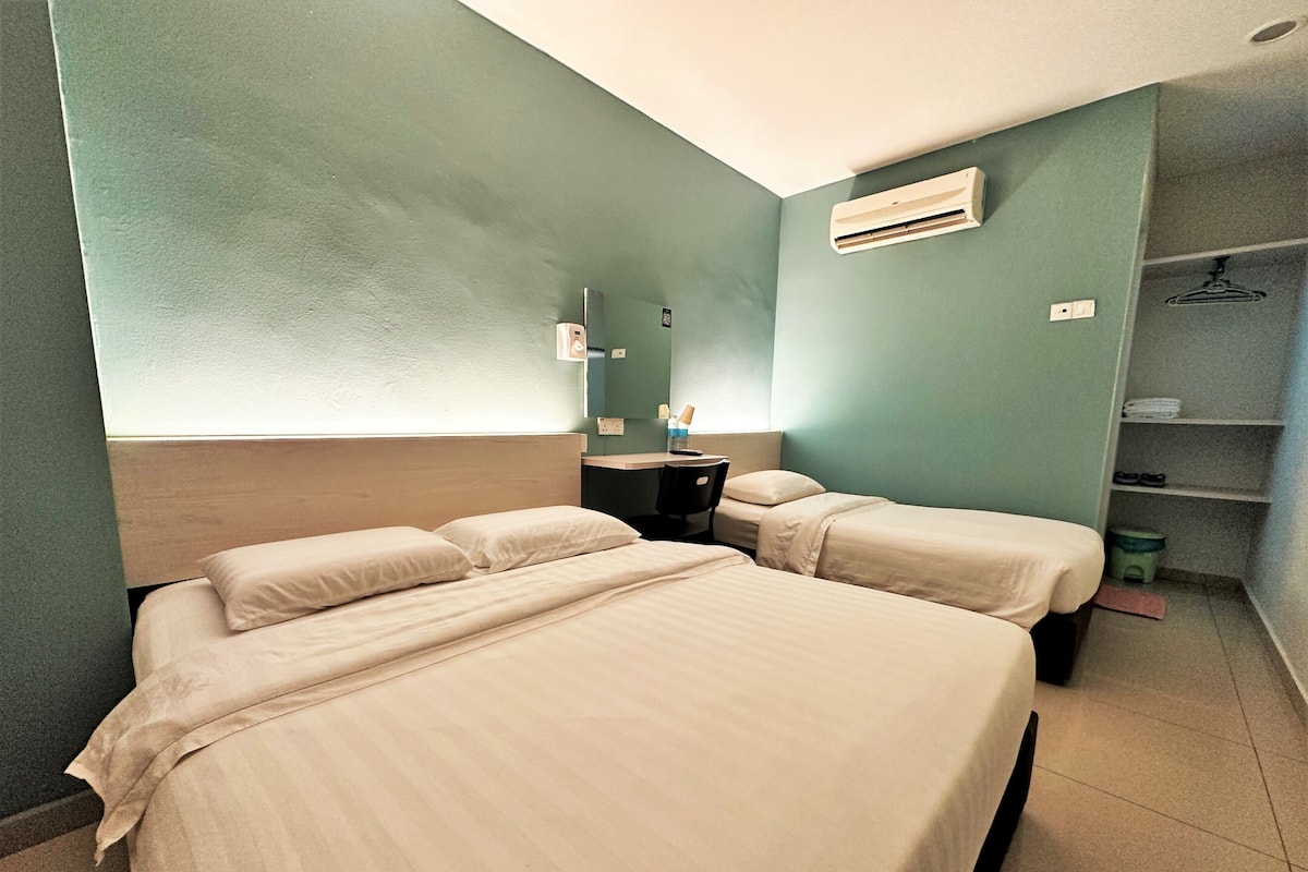 Escritorio, tabla de planchar con plancha, wifi gratis y ropa de cama
