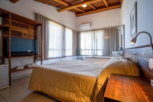 Dúplex | Minibar, caja fuerte, wifi gratis y ropa de cama