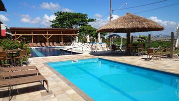 Una piscina cubierta, 2 piscinas al aire libre, sombrillas, tumbonas