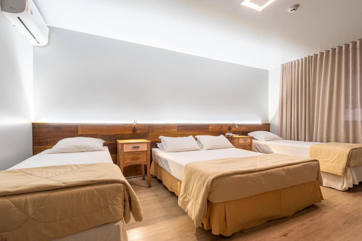 Frigobar, cofres nos quartos, Wi-Fi de cortesia, roupa de cama