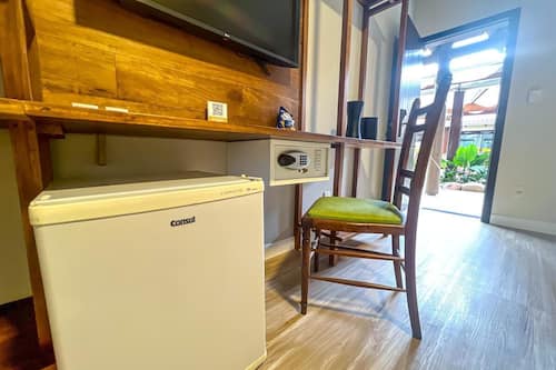 Habitación Deluxe | Minibar, caja de seguridad en la habitación, wifi gratis y ropa de cama