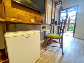 Deluxe Room | Minibar, in-room safe, free WiFi, bed sheets