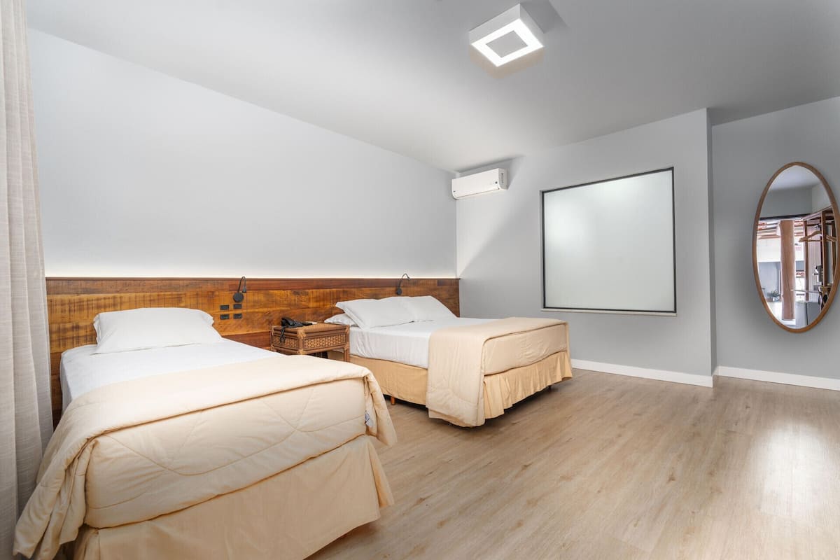 Frigobar, cofres nos quartos, Wi-Fi de cortesia, roupa de cama