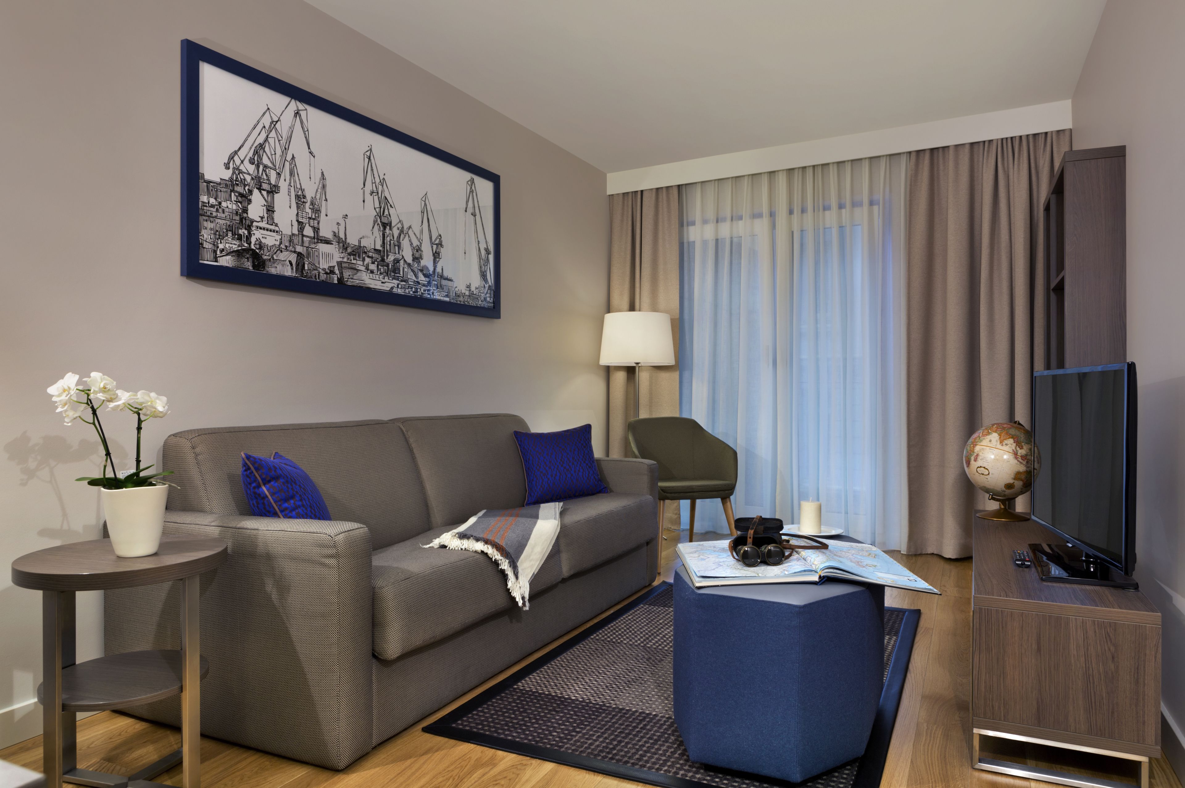 Bộ đồ giường cao cấp, két bảo mật tại phòng, bàn 