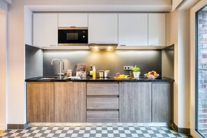 Studio Deluxe | Cuisine privée | Réfrigérateur, micro-ondes, plaque de cuisson, lave-vaisselle