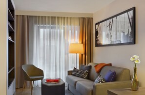 Roupas de cama premium, cofres nos quartos, escrivaninha