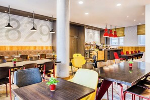 Café da manhã com buffet todos os dias mediante uma taxa