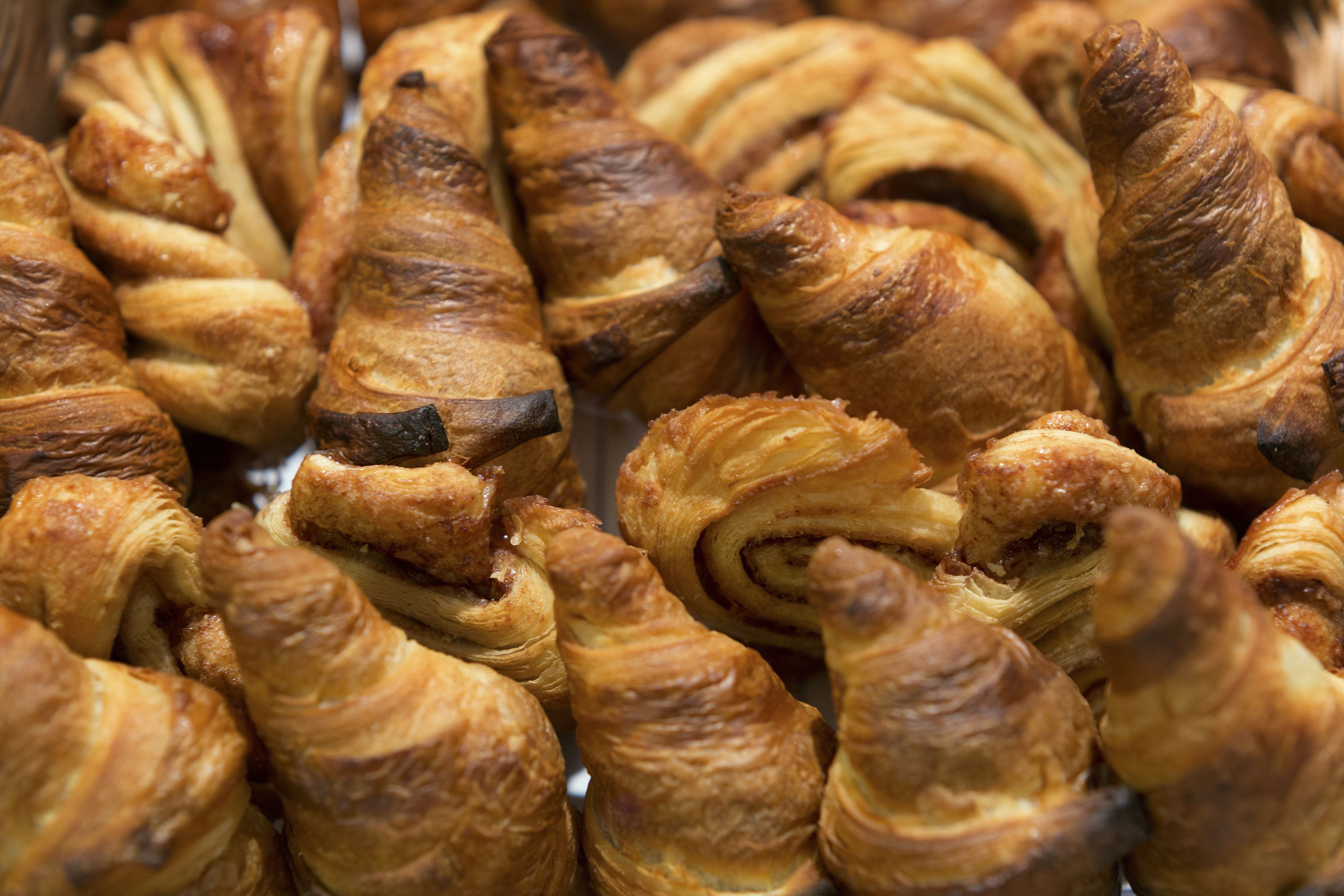 Verschiedene Backwaren, darunter Croissants und andere Gebäckstücke.