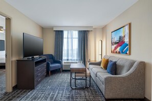 Suite - 1 soveværelse - ikke-ryger | Opholdsområde | 39-tommers fladskærms-tv med kabelkanaler, tv