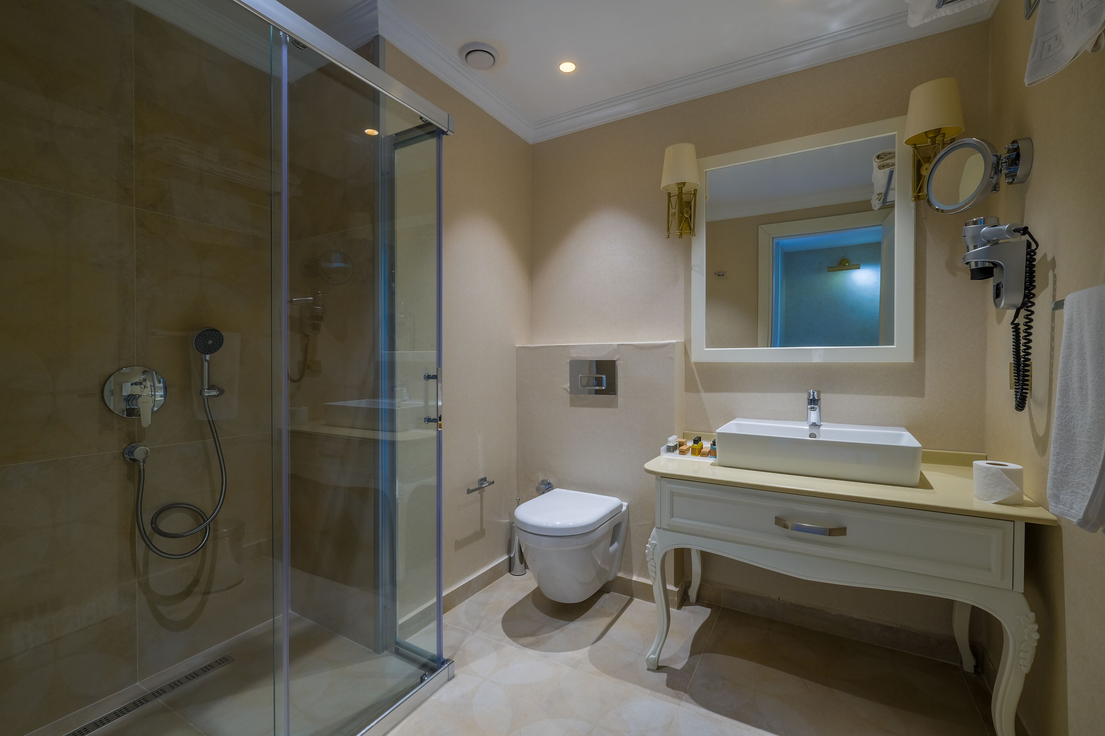 standard double room | bathroom | shower, rainfall showerhead, free toiletries, hair dryer