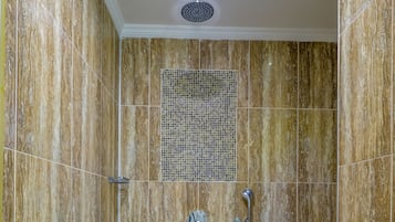 Family Room | Bathroom | Shower, rainfall showerhead, free toiletries, hair dryer