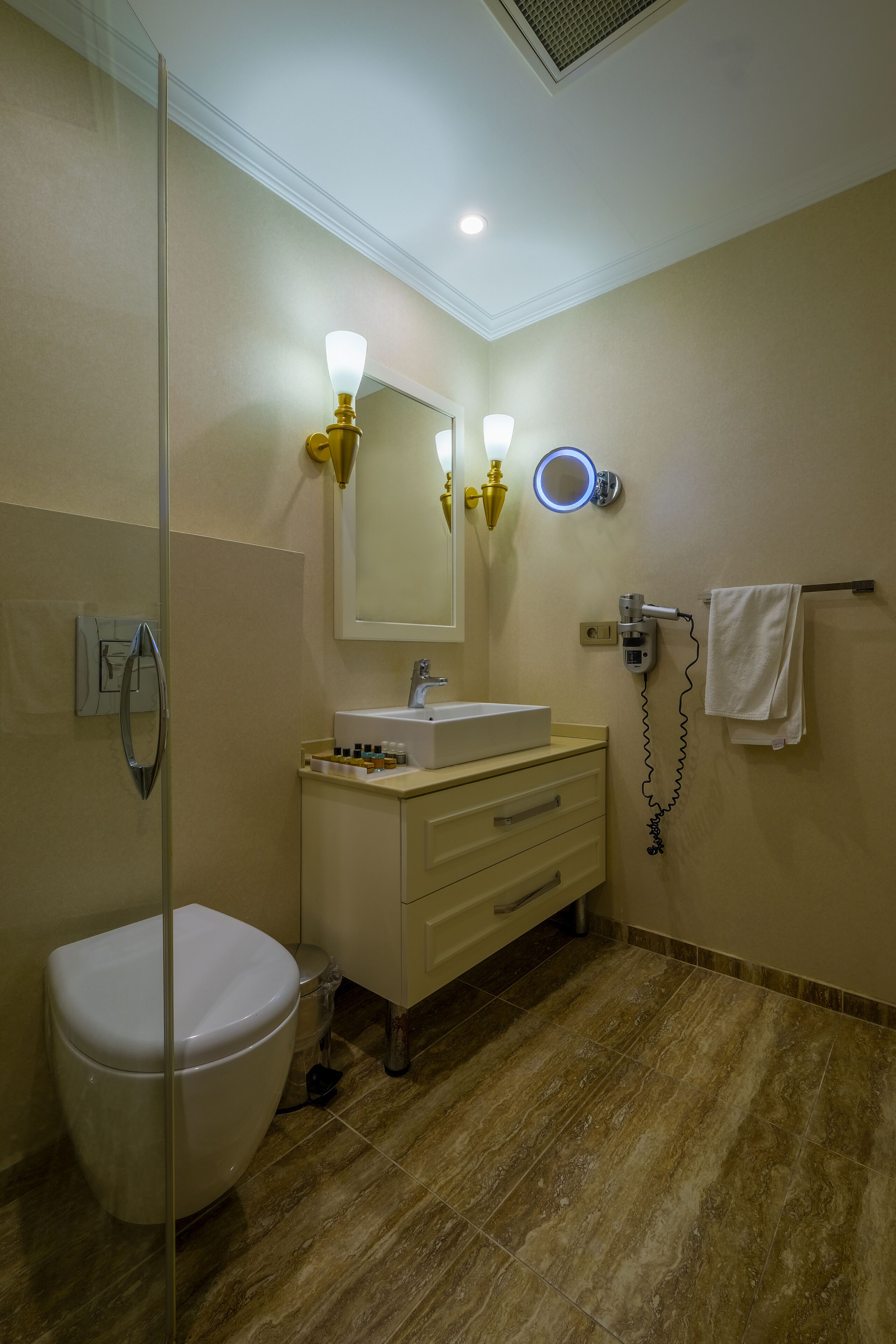 shower, rainfall showerhead, free toiletries, hair dryer