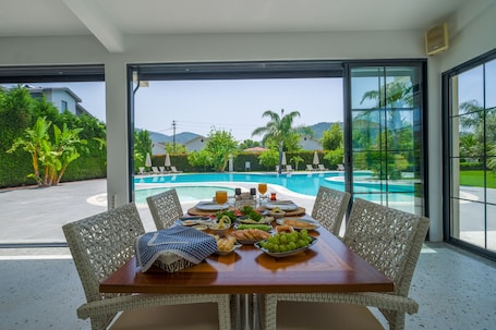 Breakfast, lunch and dinner served. Grand Göcek Hotel