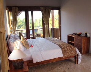 Egyptian cotton sheets, Select Comfort beds, minibar - Villa Kemuning Ubud (Tegallalang)