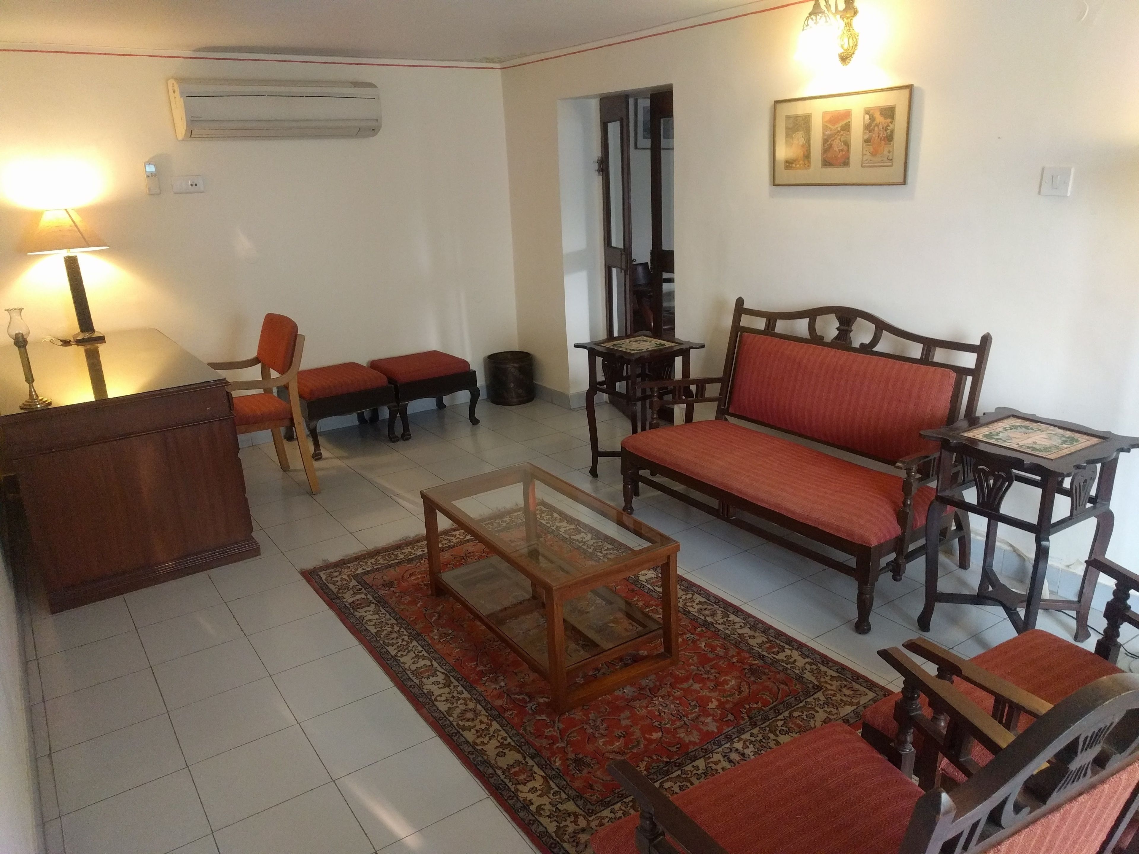 executive suite | living area | 32-inch led tv with cable channels, tv