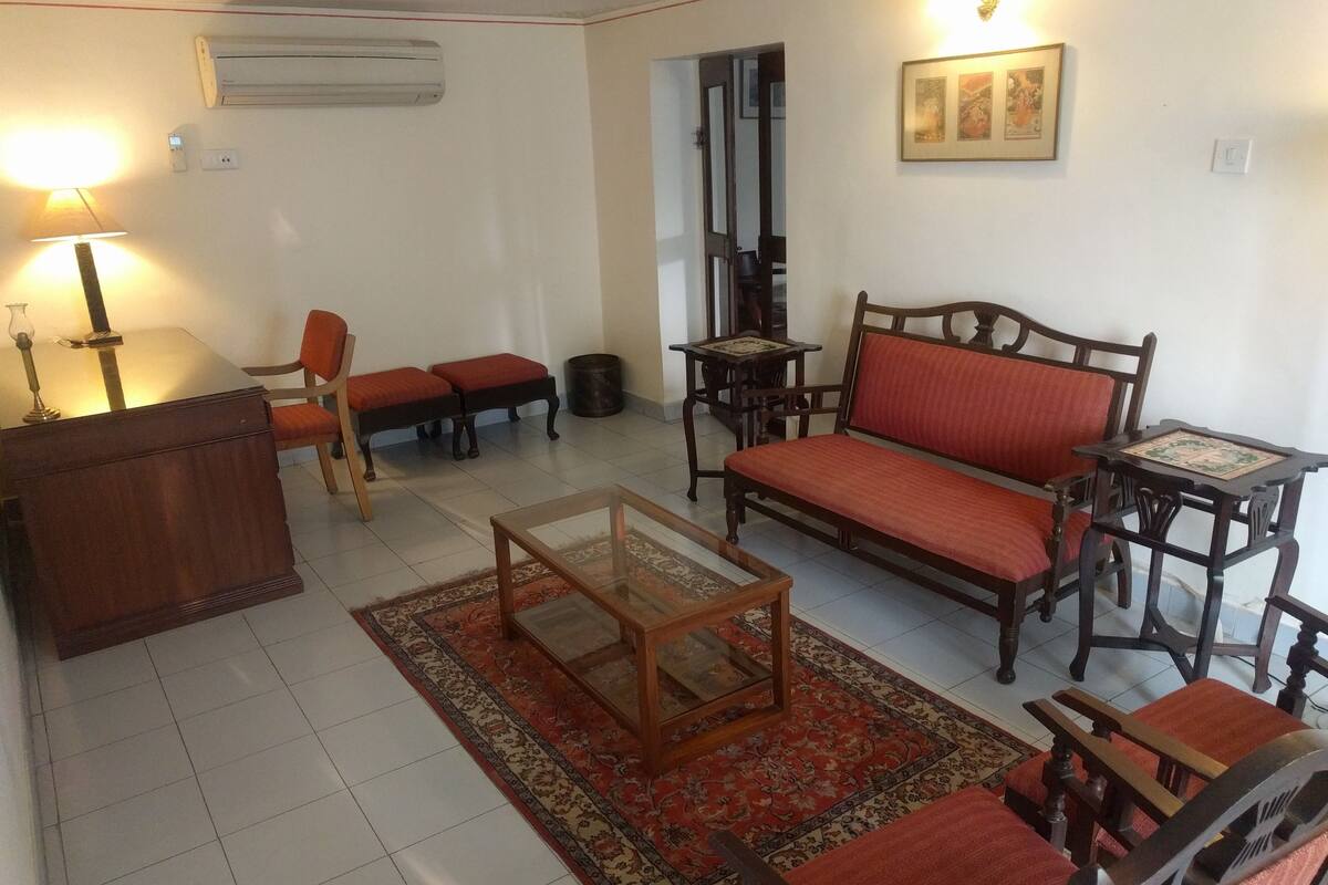 executive suite | living area | 32-inch led tv with cable channels, tv