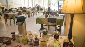 Petit déjeuner, déjeuner et dîner servis sur place