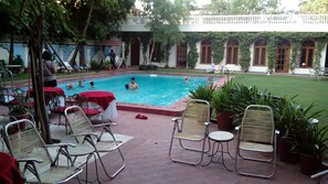 Piscine extérieure, chaises longues