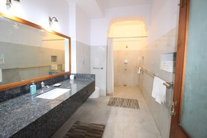 Executive Suite | Bathroom | Deep-soaking bathtub, free toiletries, hair dryer, towels - Hotel Megh Niwas (Jaipur)