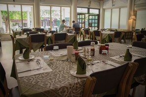 Déjeuner, dîner et souper servis sur place, vue sur la piscine 