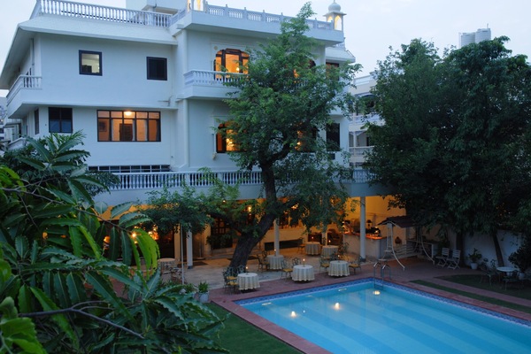 Outdoor pool, sun loungers
