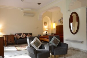 Executive Suite | Living area | 32-inch LED TV with cable channels, TV