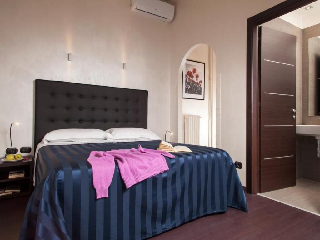 Frette Italian sheets, in-room safe, desk, laptop workspace