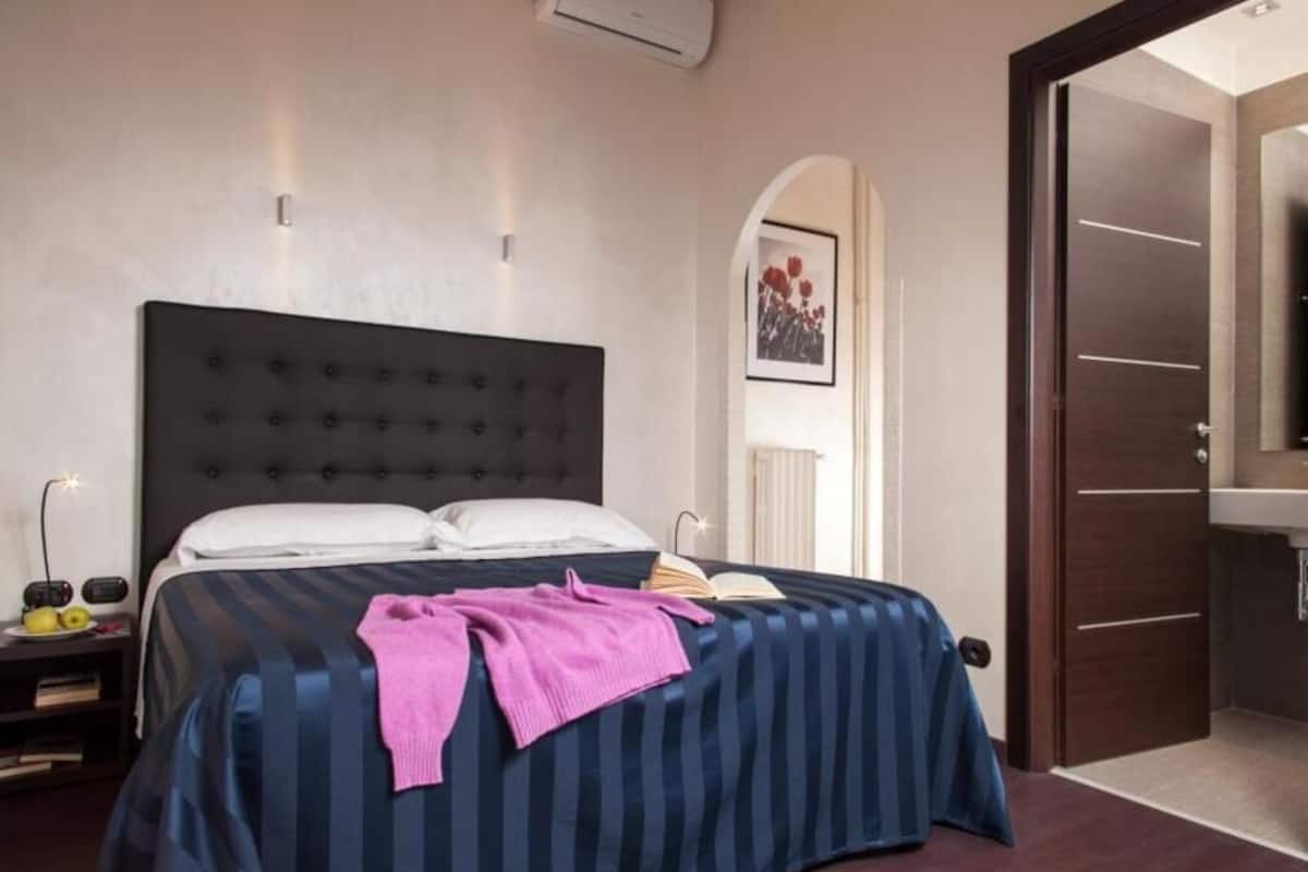 Sábanas italianas Frette y caja de seguridad en la habitación