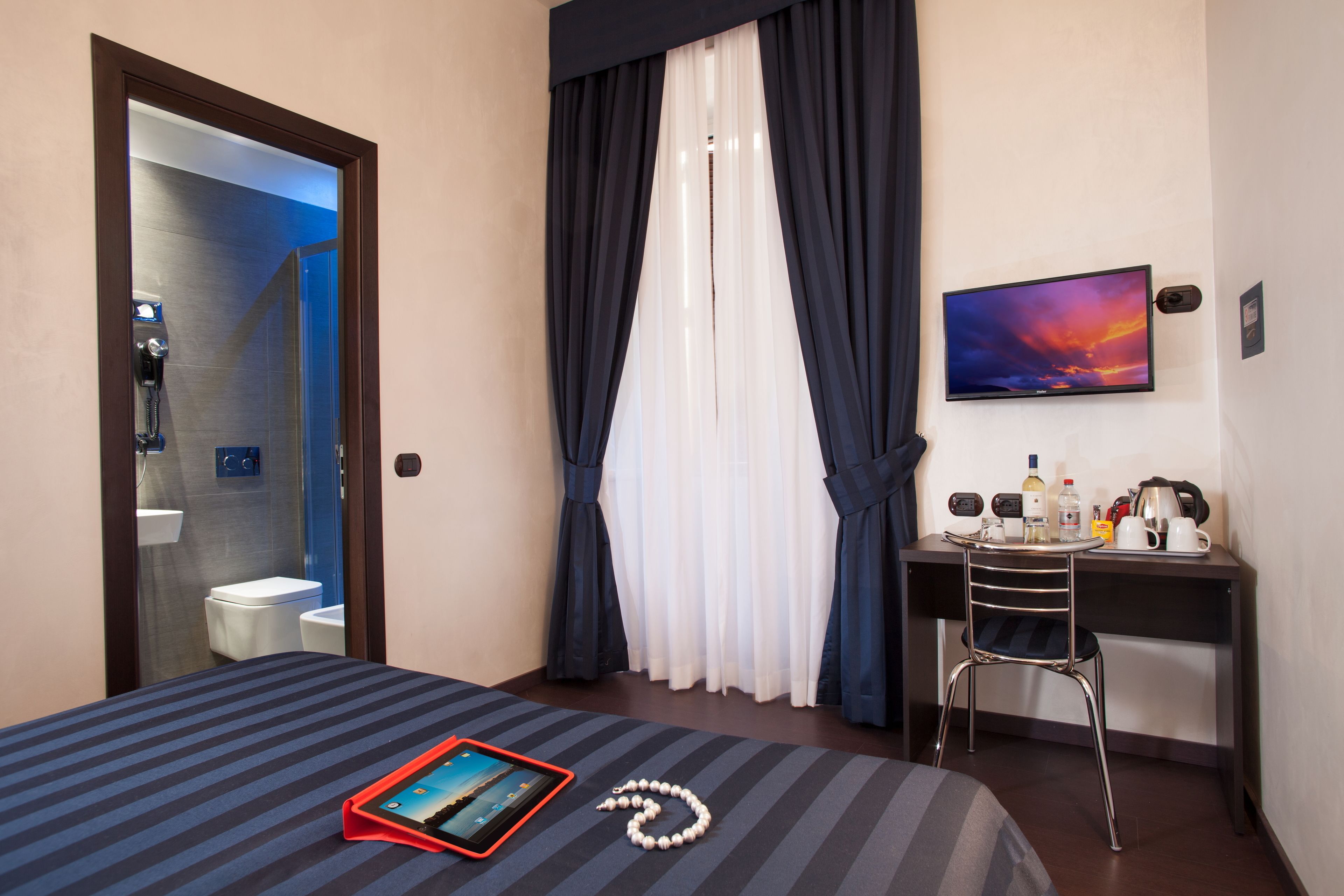 Frette Italian sheets, in-room safe, desk, laptop workspace