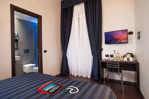 Italienische Bettbezüge von Frette, Zimmersafe, Schreibtisch