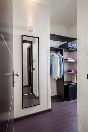 Sábanas italianas Frette y caja de seguridad en la habitación 