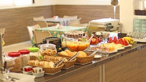 Un bufé de desayuno con diversas opciones de comida y bebidas.