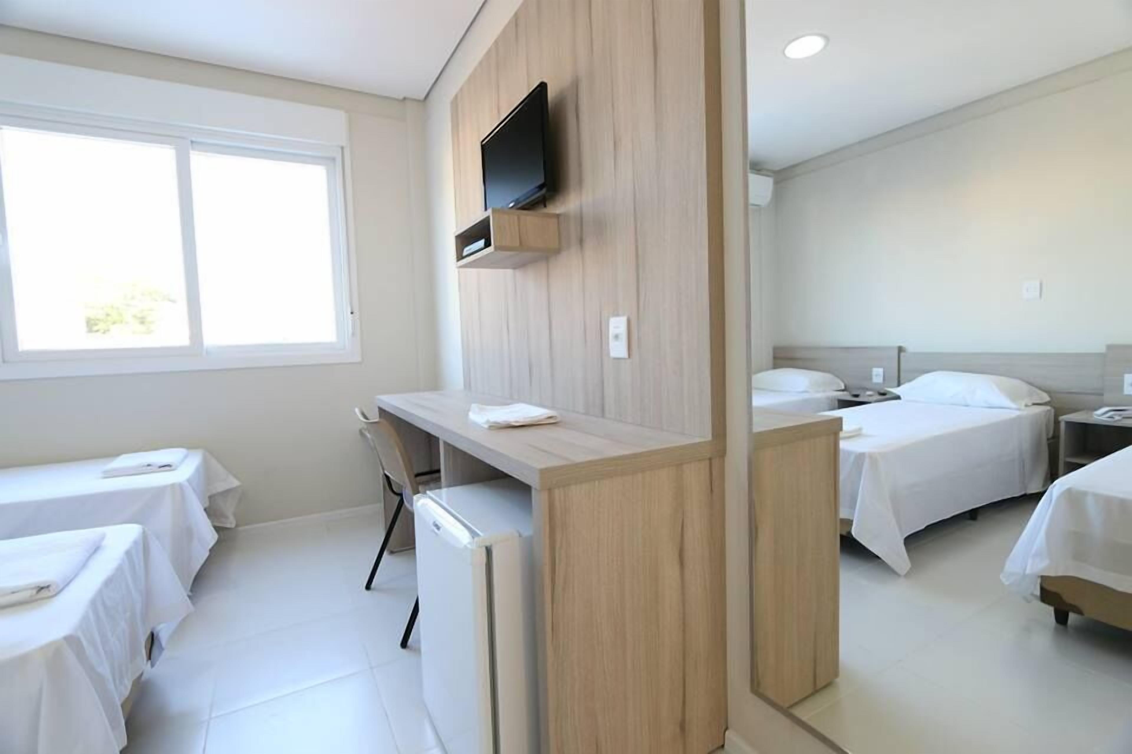Quarto triplo executivo | Frigobar, escrivaninha, Wi-Fi de cortesia, roupa de cama
