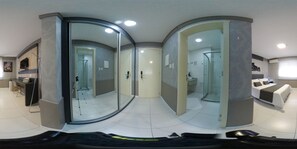 A panoramic view of a hotel room with a glass partition, a bed, a TV, and a bathroom with a shower and toilet. - Hotel Ville House Premium (Canoas)