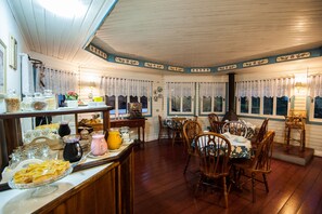 Café da manhã com buffet grátis todos os dias