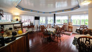 Free daily buffet breakfast - Recanto da Ladeira Pousada (Gramado)