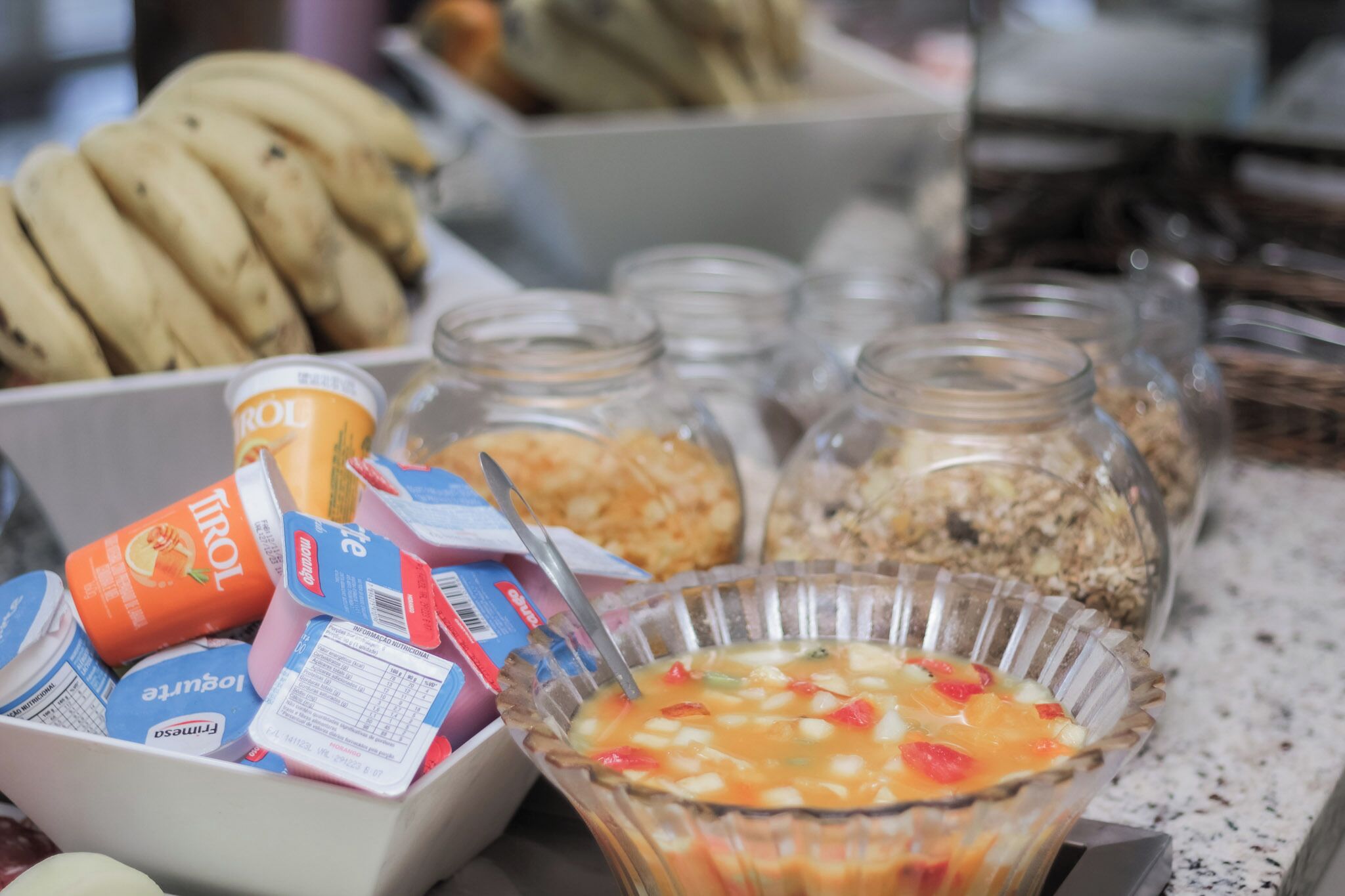Ein Frühstücksbuffet mit verschiedenen Speisen, darunter Obst, Getreideprodukte und Milchprodukte.