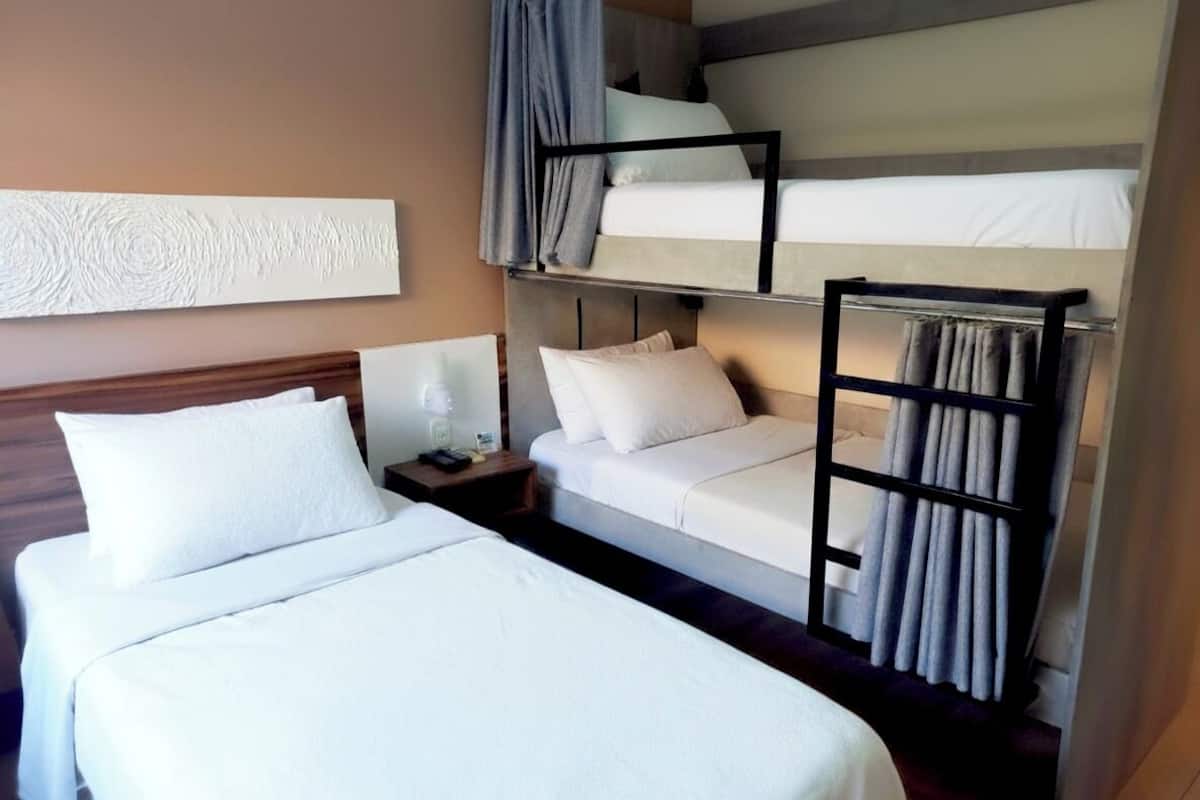 Standard Triple Room | Bar mini, peti besi dalam bilik, Wi-fi percuma, cadar katil