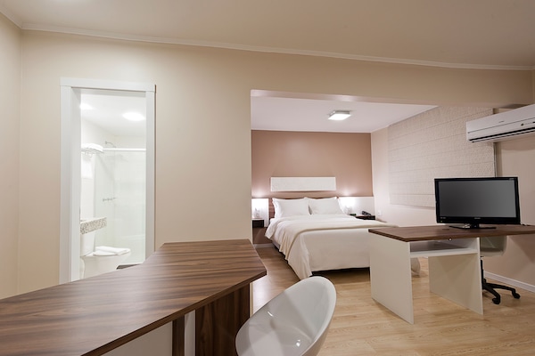 Suíte estúdio família | Frigobar, cofres nos quartos, Wi-Fi de cortesia, roupa de cama