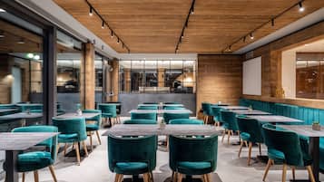 Petit déjeuner et déjeuner servis sur place, spécialités Cuisine locale