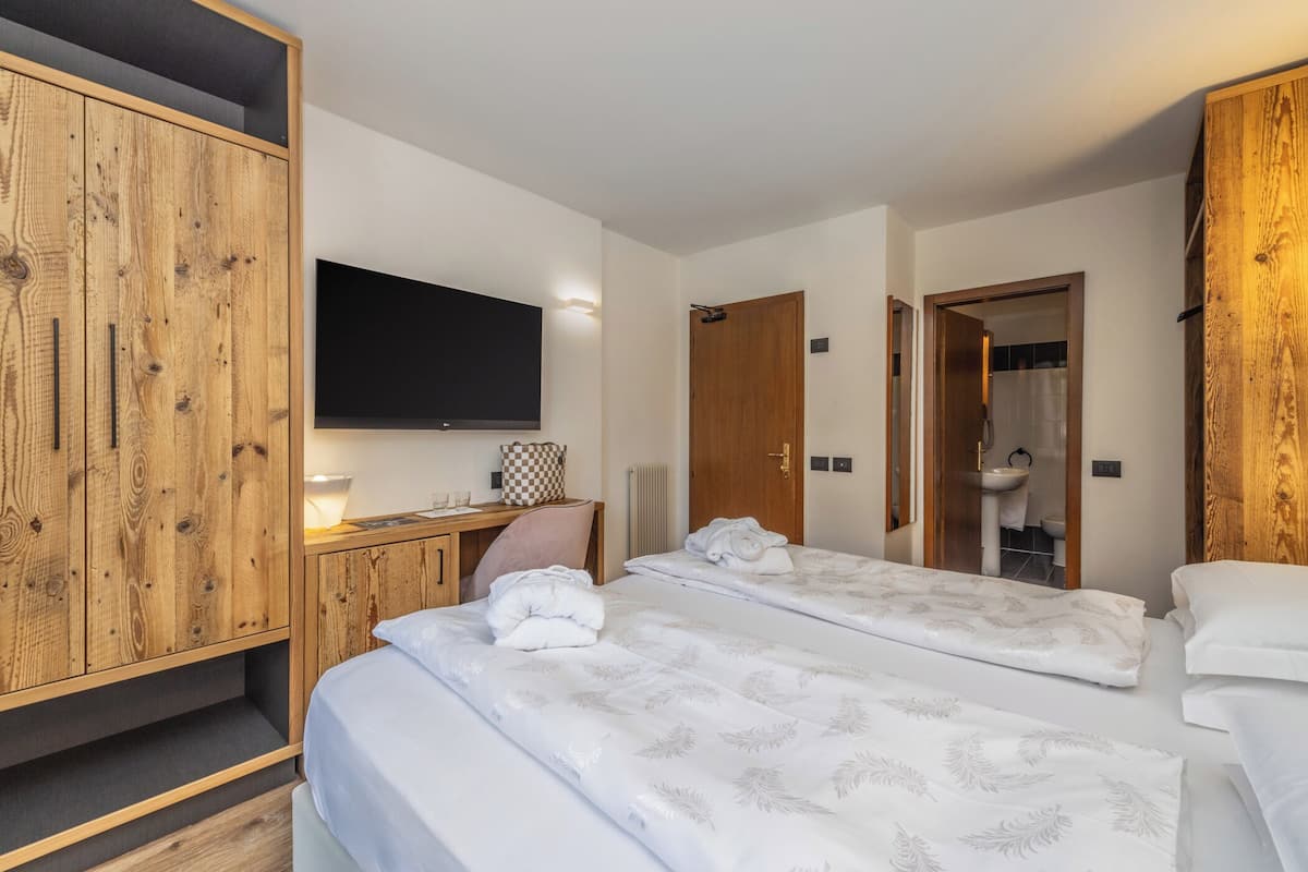 Comfort Double Room | In-room safe, desk, soundproofing, WiFi (free)