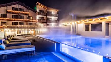 واجهة المنشأة - في المساء/الليل