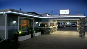 Unclassified image, 3 of 71, button - South T Motel (Spencer)